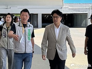 蔣萬安批租補分擔「地方買單」 沈伯洋酸蔣：過去很多「撒幣」政策