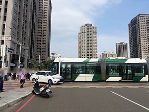 轎車闖紅燈撞上高雄輕軌 女駕駛遭法辦、捷運公司也擬求償