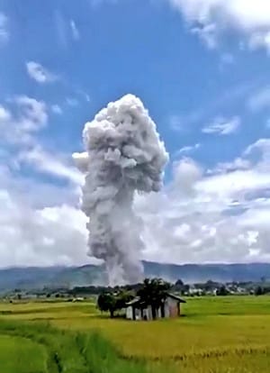 (影) 連中國都看得到! 緬甸邊境大爆炸 至少55死逾60傷 濃煙直衝天際