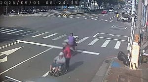 推輪椅帶老人逆向衝快車道！網批：根本在玩命 警方要開罰