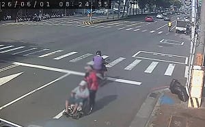 推輪椅帶老人逆向衝快車道！網批：根本在玩命 警方要開罰