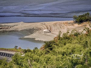 直逼百年大旱慘況！曾文水庫水量剩9.6％ 烏山頭船隻擱淺驚見「石鋼琴」