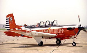 空軍教練機墜毀2飛行員殉職　橋檢岡山基地勘驗