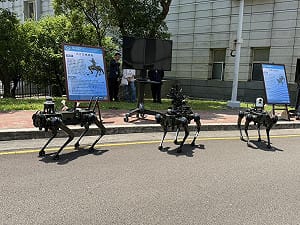 中科院秀機器狗性能！結合美軍規平台 自主開發偵蒐、光達、火力酬載