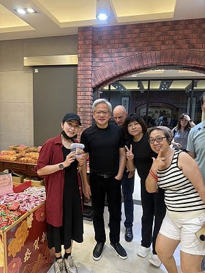 黃仁勳再訪饒河夜市！輝達影片成預告　知名餅店大排長龍