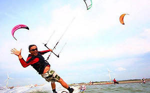 看風箏衝浪炫技！不一樣的秋冬小旅行