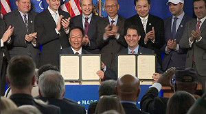 鴻海威斯康辛設廠 郭台銘完成簽約