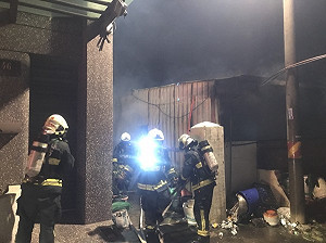 竹縣鐵皮倉庫火警 雜物堆發現一具男焦屍