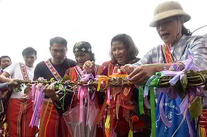 溪州阿美族部落自力造屋  頭目以傳統樹藤祈福