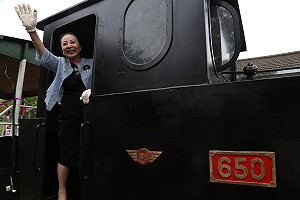 台糖蒸汽火車頭復駛  煤渣蒸氣幫張花冠上煙燻妝