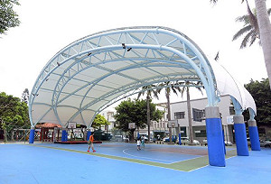 桃園三和天幕籃球場啟用  長照從增加老中青互動開始