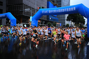 3萬人齊開跑！舒跑杯飄雨民眾熱情不減