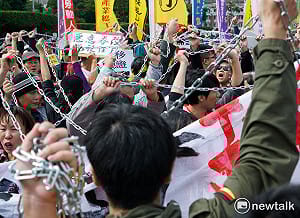 良影一二》表達不滿！秋鬥勞工掙脫鐵鍊、丟小豬撲滿