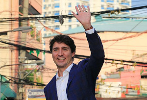 自拍擁抱來者不拒  加國帥哥總理迷倒菲國粉絲