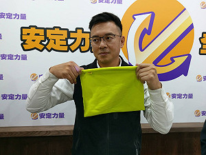 黃國昌送老人脖圍 安定力量質疑違法賄選將檢舉