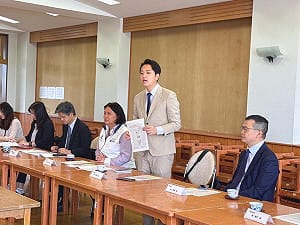 民進黨控藍委公費出國「翻車」 國民黨要求立刻道歉、刪文 