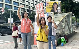 跨黨派聯合現身街頭拜票   時代力量王婉諭站台小歐盟李惠暄  