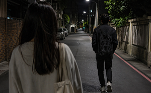 屏東男超市購物遭女子尾隨還試圖拉車門！網：長太帥也有錯