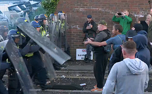 （影）18歲男遭刺死引爆怒火！英南安普敦爆大規模反移民示威 警民激烈衝突