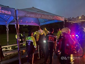 新北強降雨  2男受困新店溪沙洲獲救無恙