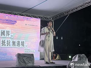 雨中舉行六四37週年紀念晚會   白紙世代楊若暉：出於良知 有什麽理由不反共？   