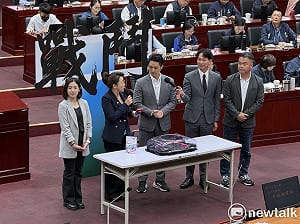 （影）蔣萬安體驗議場玩戰鬥陀螺　同框白營議員喊「為台北而戰」