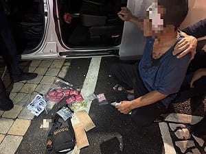 拍違停竟遭毒男追打！前鎮警攔截毒品快餐車查獲近300包毒品 