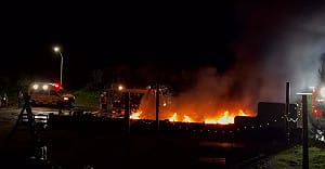 (影)火光照亮夜空！綠島民宿前21機車陷火海 不排除人為縱火