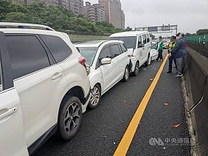 國3北上新北三鶯路段兩事故　9車撞擊無人受傷