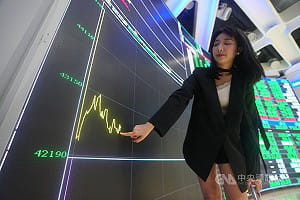 台股黑色星期一暴跌 傳多家券商系統負荷大、報價延遲