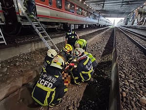 台鐵新烏日站民眾落軌列車碰撞  意識不清送醫