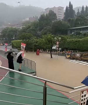 暴雨狂炸！東吳大學外雙溪校區成汪洋 網呼：真要開船上學了