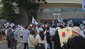韓國人持續上街抗議選票短缺！  台灣記者因「這事」遭示威者包圍…