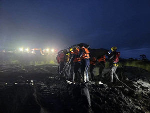 駕吉普車遭馬太鞍溪水沖走  鄧姓工地主任清晨獲救