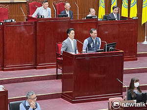 簡舒培質疑天價遮陽傘挪用平均地權基金　蔣萬安、都發局稱符合用途
