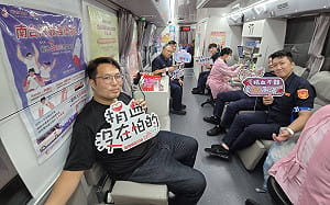 慶祝警察節不畏雨神    高市鐵漢展柔情挽袖捐血傳愛