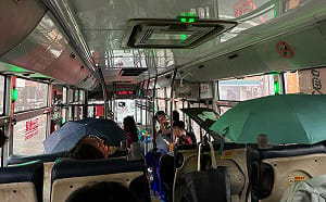 離譜！員林客運乘客撐傘搭車  車輛老舊漏水遭網友撻伐