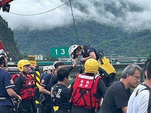 雨天巡視國道6號橋梁遇溪水暴漲　3工人受困獲救