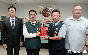 中央地方攜手查獲市值逾千萬違法電子菸  黃偉哲頒加菜金感謝守護治安