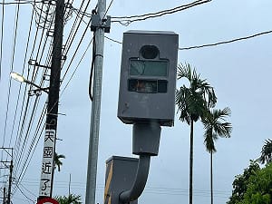 不滿收1400超速罰單！屏東男怒砸測速照相 下場慘了
