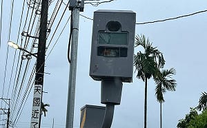 不滿收1400超速罰單！屏東男怒砸測速照相 下場慘了