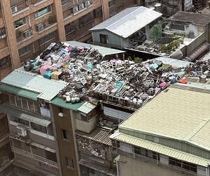 新莊民宅屋頂垃圾山太誇張！民眾全嚇傻　囤積住戶竟稱：為了研究核能