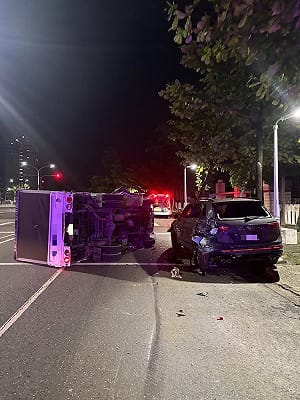 高雄男開車自撞翻覆　拒毒駕快篩遭送辦