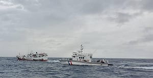 全力守護海域安全    海巡遠海戒護伴航無電力漁船返台