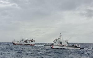 全力守護海域安全    海巡遠海戒護伴航無電力漁船返台