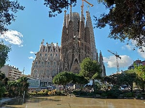 (影) 「完工就是世界末日」144年魔咒打破！聖家堂封頂 教宗親揭最高教堂面紗