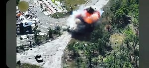 (影) 狹路成6戰車屠宰場！俄裝甲縱隊突擊遭伏擊 烏無人機、地雷聯手大收割