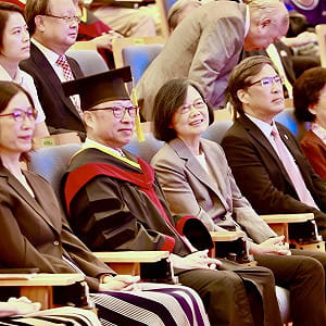 蔡英文南下高雄參加畢典與宮廟參香　民眾熱情迎接高喊「一起爬山吧」