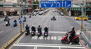 機車如何左轉引熱議！逾8成民眾支持「兩段式左轉」更安全
