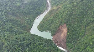 南投加走寮溪邊坡崩形成堰塞湖　估蓄水10萬公噸